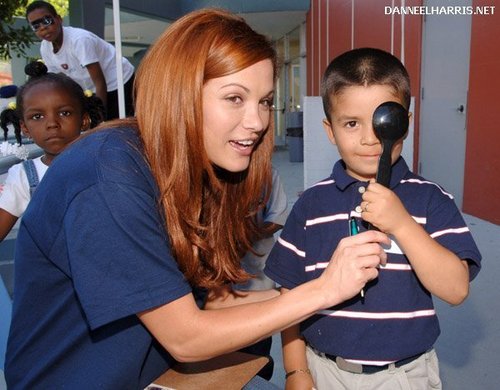 08.25.06 - Danneel volunteers at The Gift of Sight Clinic (LA) <3