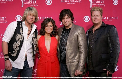 kelly on the country music awards