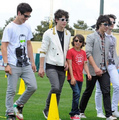 David with Jonas Brothers - david-henrie photo