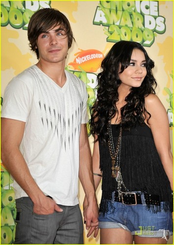  Zanessa @ 2009 Kids Choice Awards