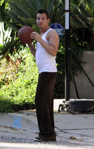  Jonathan playing basketball, basket-ball