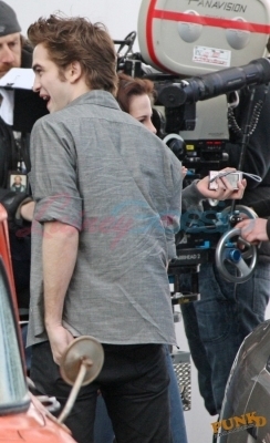  Robert and Kristen behind the scenes of New Moon