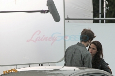  Robert and Kristen behind the scenes of New Moon
