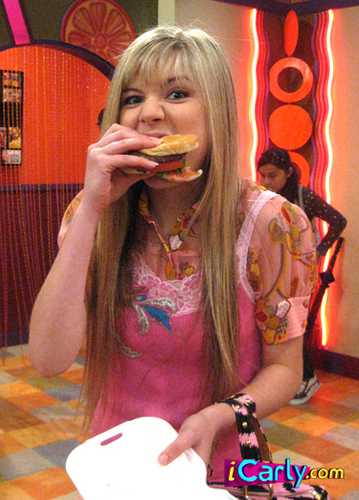  Sam eating a チーズバーガー