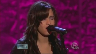  Demi performing on The Ellen DeGeneres 显示