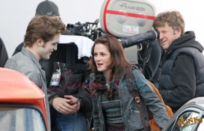  Kristen and Robert behind the scenes of New Moon