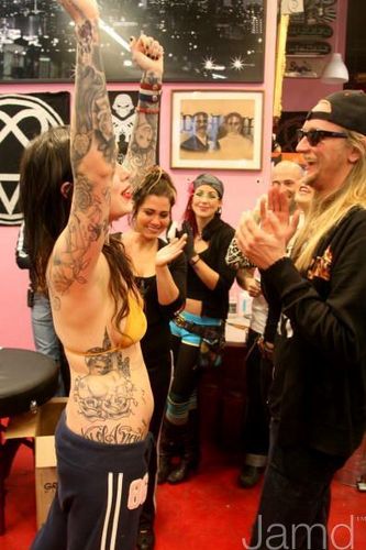  LA Ink's Kat Von D Attempts A 24 heure guinness World Tattoo Record