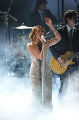  Miley Performs on American Idol