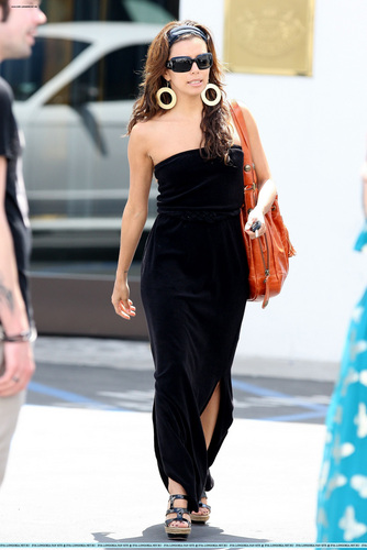 Eva Longoria seen running errands in Beverly Hills - 22 April 2009