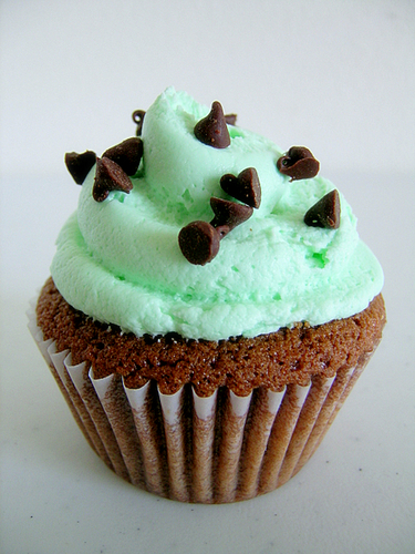  petit gâteau, cupcake with mint frosting