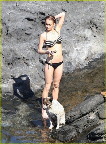  Lindsay Breaks Out the Bikini