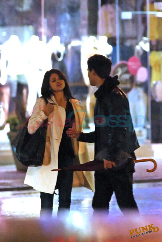 pictures of taylor lautner and selena. Taylor-Selena-3-taylor-lautner