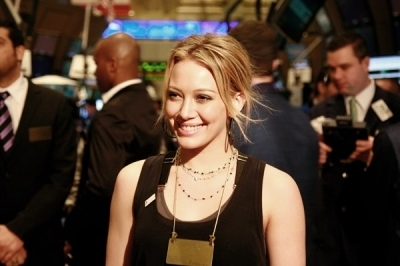  Hilary Duff Ringing of the Opening ঘণ্টা at the NYSE