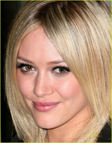  Hilary Duff flips the switch at the lighting ceremony at the Empire State Building