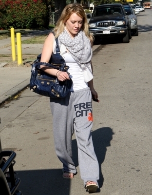 Hilary Duff leaving a Pilates Class in Toluca Lake