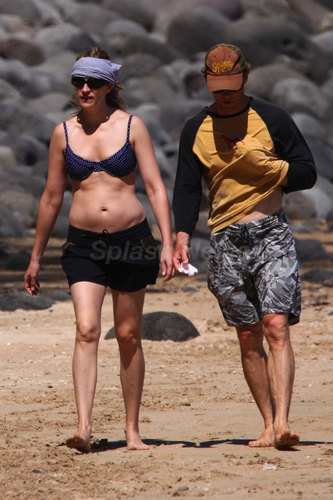  Julia and Danny walking on the ساحل سمندر, بیچ in Hawaii - May 12, 2009