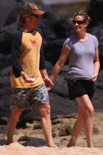  Julia and Danny walking on the 바닷가, 비치 in Hawaii - May 12, 2009
