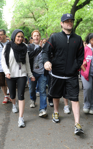 Hilary at the Gay Men’s Health Crisis’ AIDS Walk with her boyfriend Mike Comrie 