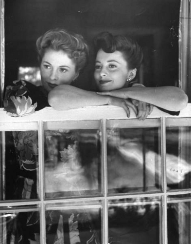 Olivia de Havilland and Joan Fontaine