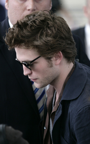  Robert Pattinson arriving in Nice - May 18