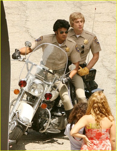 सक्रब्स cast: Donald and Zach spoof "CHiPs", May 16th 09