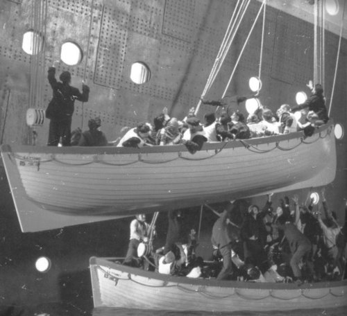  泰坦尼克号 scenes in black & white
