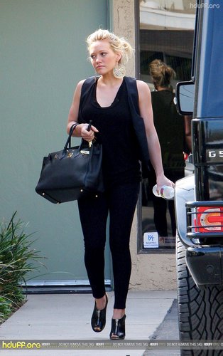  Hilary leaving a dentist office with swollen lips