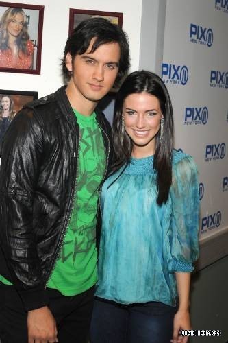  Jessica Lowndes and Michael Steger on the PIX Morning دکھائیں