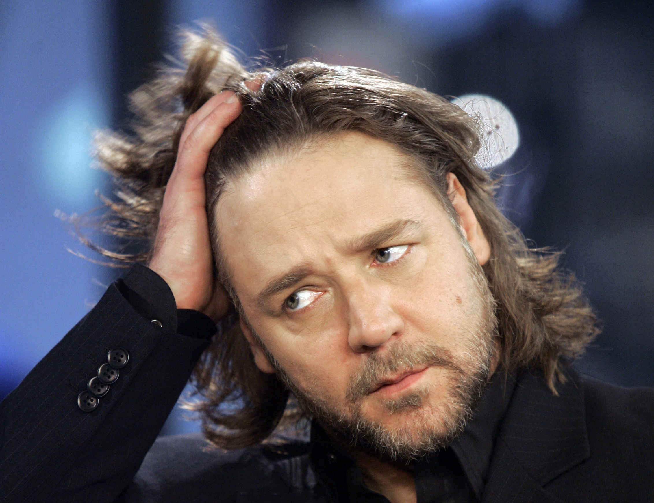 http://images2.fanpop.com/images/photos/6300000/Russell-russell-crowe-6305374-2263-1743.jpg