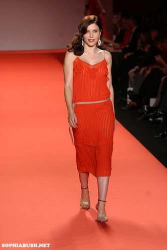  Sophia cespuglio, bush at the Olympus Fashion Week - The cuore Truth, Red Dress Collection