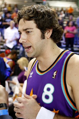  Zachary Levi Playing in the 2009 McDonald's All-Star Celebrity 농구 Game