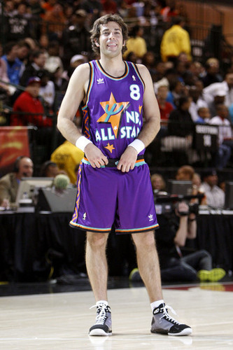  Zachary Levi Playing in the 2009 McDonald's All-Star Celebrity バスケットボール, バスケット ボール Game