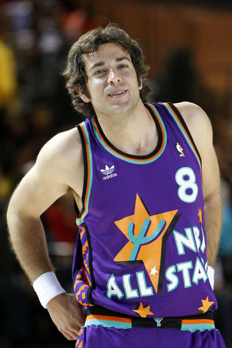  Zachary Levi Playing in the 2009 McDonald's All-Star Celebrity pallacanestro, basket Game