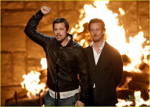  Brad Pitt Wins Guys Choice Award