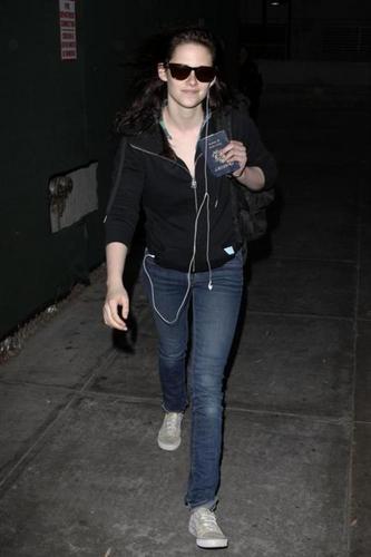  Kristen arriving back in LA
