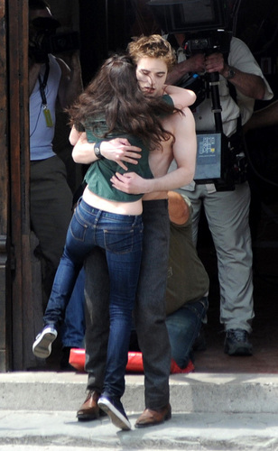  Kristen with Robert on the set of “New Moon” - 27 May