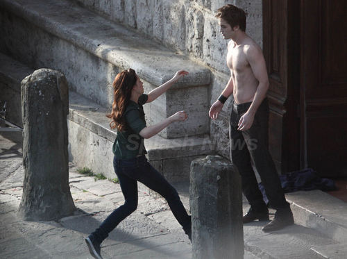  Kristen with Robert on the set of “New Moon” - 27 May