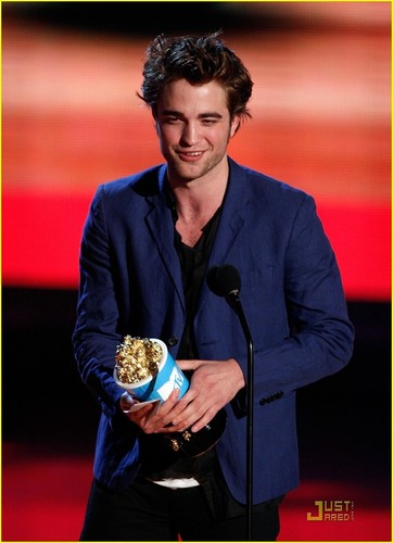  Robert Pattinson at the এমটিভি movie awards
