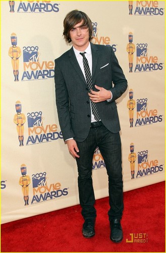  Zac Efron at the 엠티비 movie awards