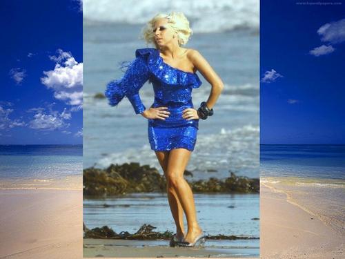  Lady Gaga in blue on the ビーチ