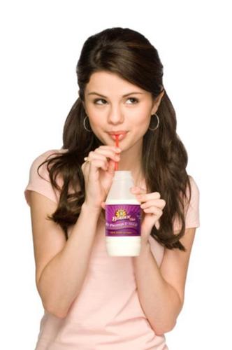  Selena Borden दूध Ad