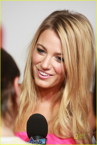  Blake Lively Looks Pretty in ピンク