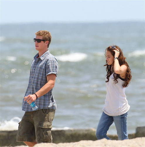  Miley & Liam on Set "The Last Song"
