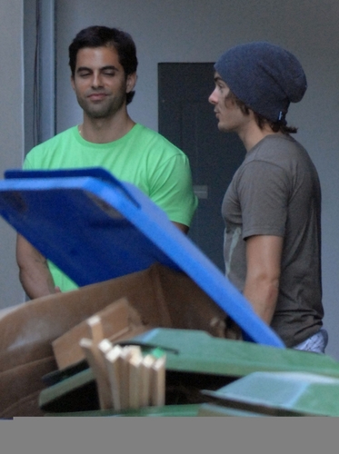  06.22.09 Zac Efron Outside his ہوم in Hollywood Hills