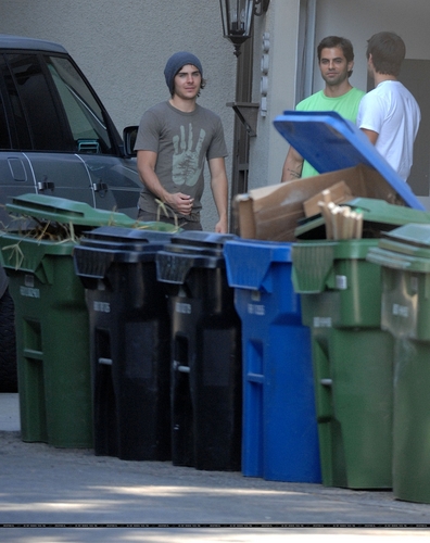  06.22.09 Zac Efron Outside his nyumbani in Hollywood Hills