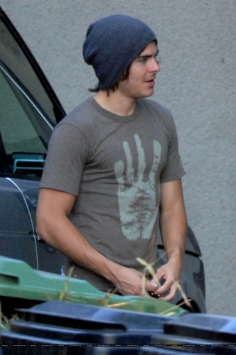  06.22.09 Zac Efron Outside his trang chủ in Hollywood Hills