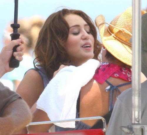  Miley on set of "The Last Song"