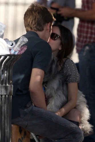 Rachel and Hayden kissing <333