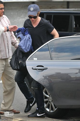  Rob Pattinson in a Plain Black T-Shirt!