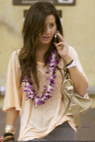  Ashley arrives in Hawaii